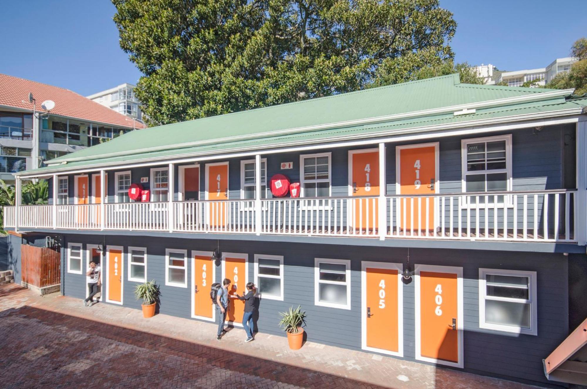 Never At Home Green Point Cape Town Exterior photo The Village Backpackers